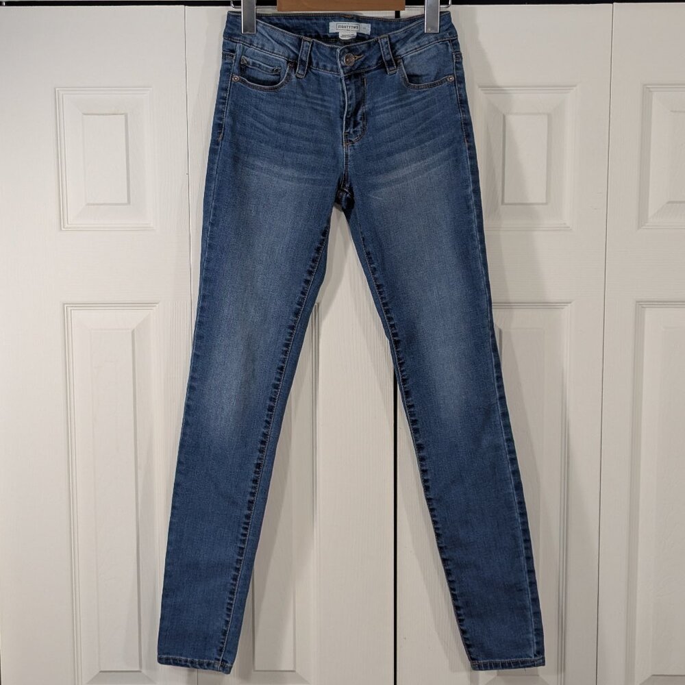 Eighty Two Women's Blue Jeans Size 1